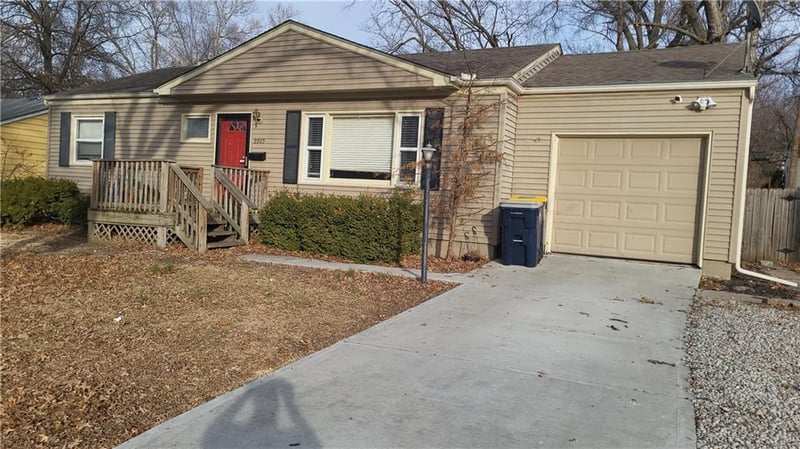 9905 Campbell St, Kansas City, MO 64131