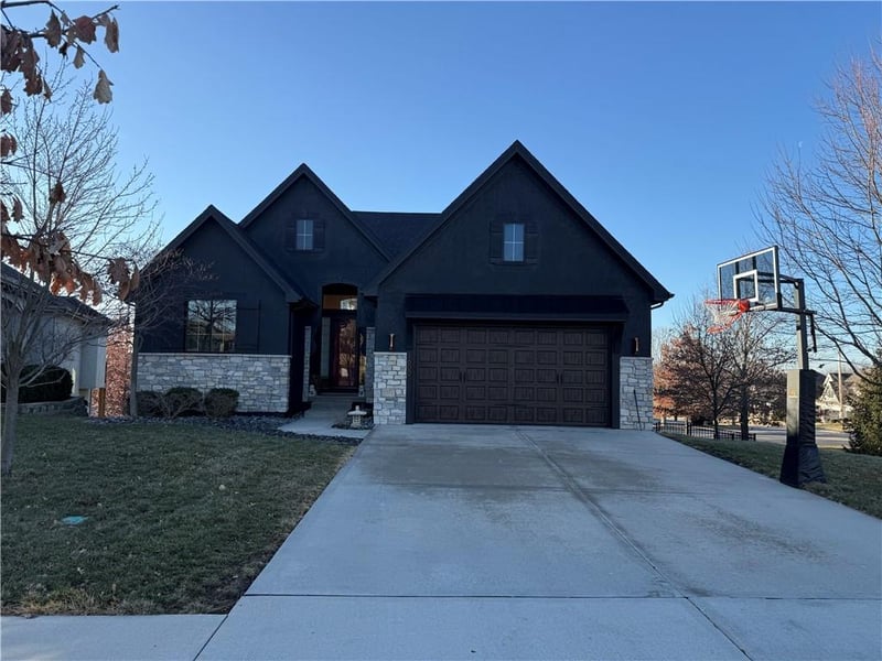 1600 Woodland Shores Cir, Lee's Summit, MO 64086
