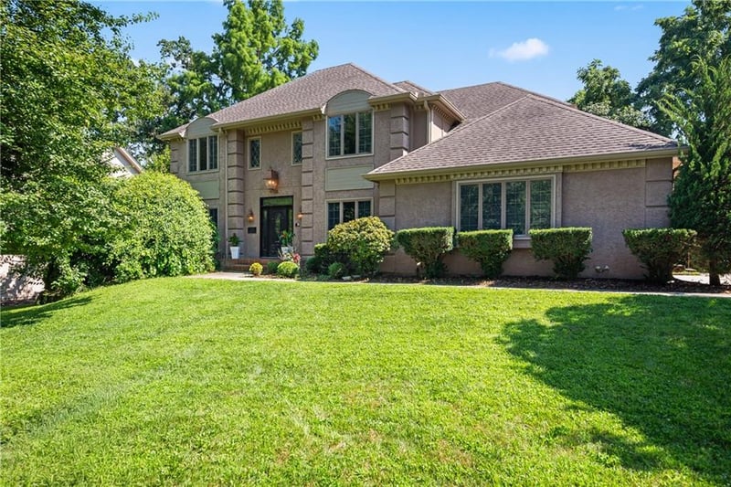 132 The Woodlands Dr, Gladstone, MO 64119
