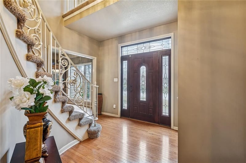 132 The Woodlands Dr, Gladstone, MO 64119