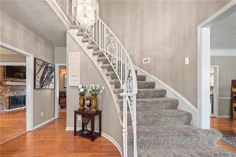 132 The Woodlands Dr, Gladstone, MO 64119