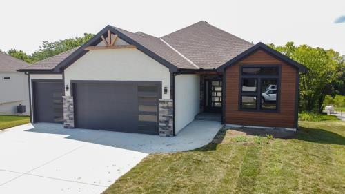 700 Blackhawke Dr, Smithville, MO 64089