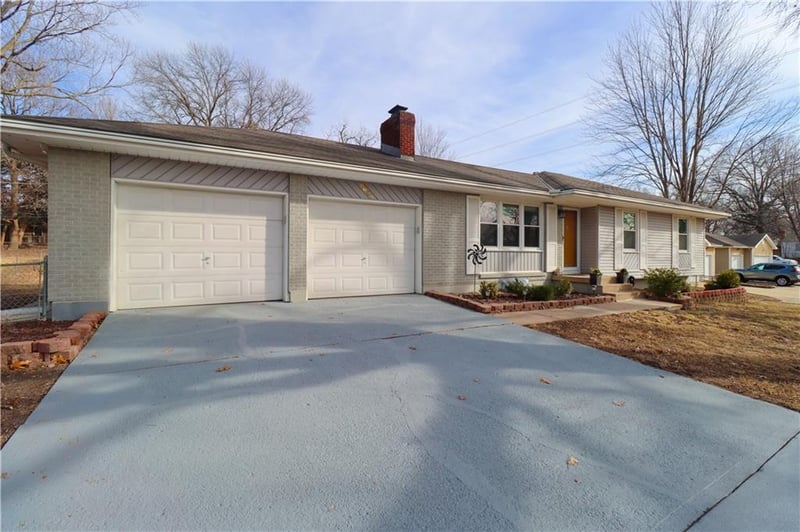 8635 Larsen St, Overland Park, KS 66214