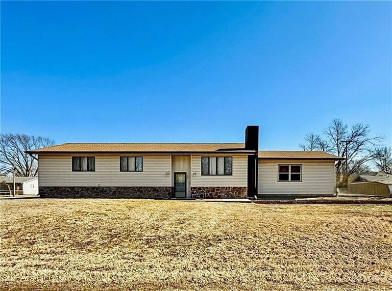 205 Traster St, Altamont, KS 67330