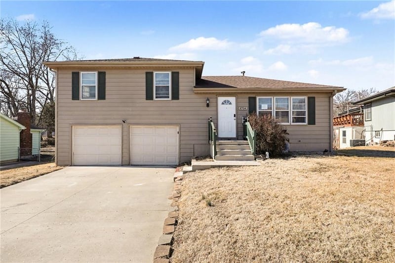 8704 Kentucky Ave, Raytown, MO 64138