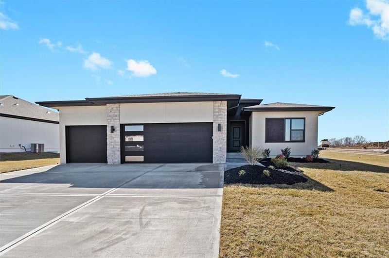 1227 Larkspur Pl, Raymore, MO 64083