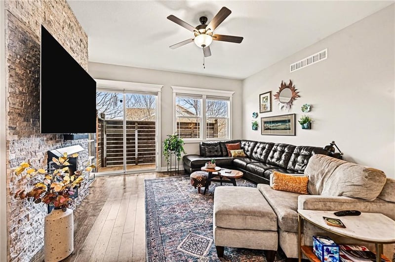 8915 80th Ter, Kansas City, MO 64158