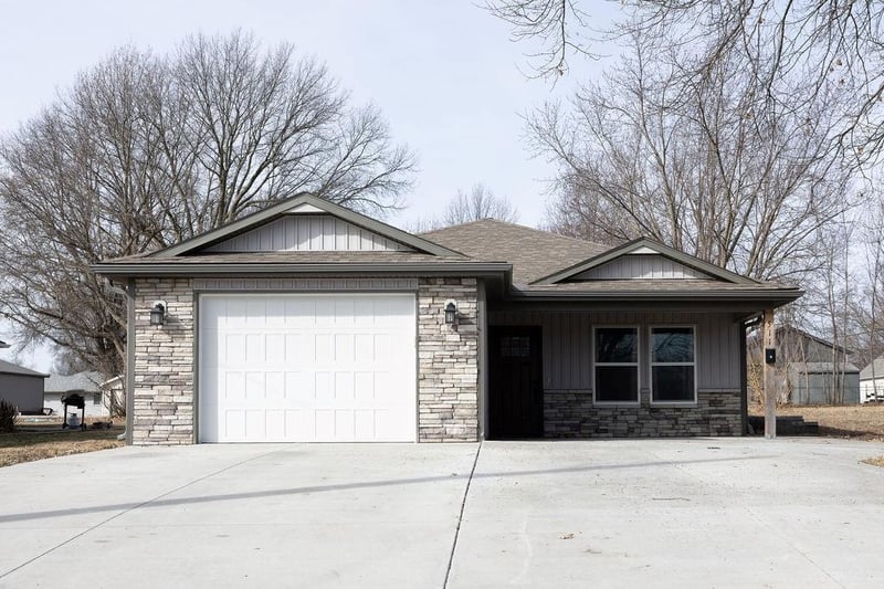 511 2nd St, Odessa, MO 64076