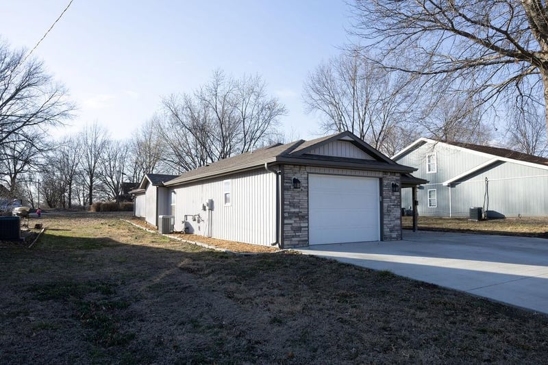511 2nd St, Odessa, MO 64076