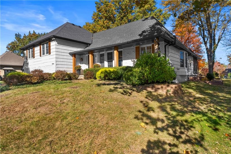 9504 W 106th St, Overland Park, KS 66212