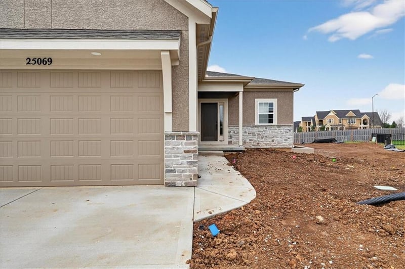 25069 94th Ter, Lenexa, KS 66227