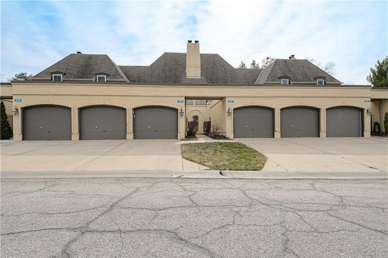 6739 W 108th Ter, Overland Park, KS 66211