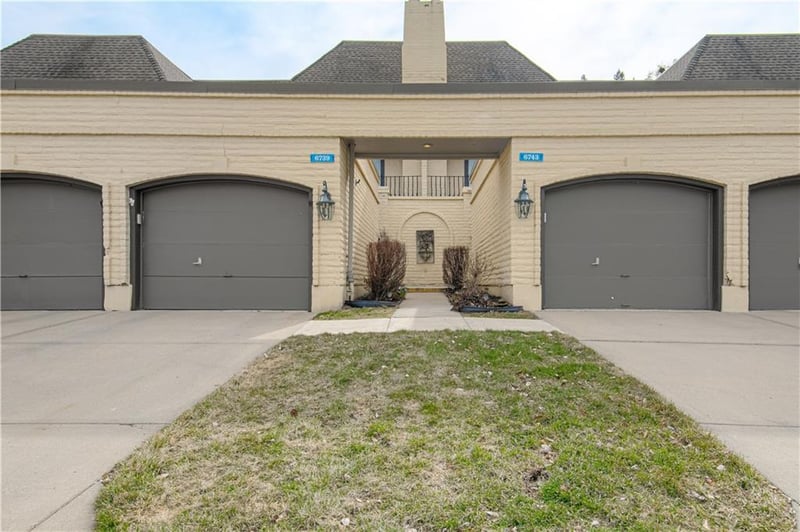 6739 W 108th Ter, Overland Park, KS 66211