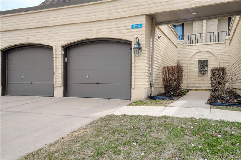6739 W 108th Ter, Overland Park, KS 66211