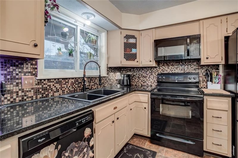 5644 W 97th St, Overland Park, KS 66207