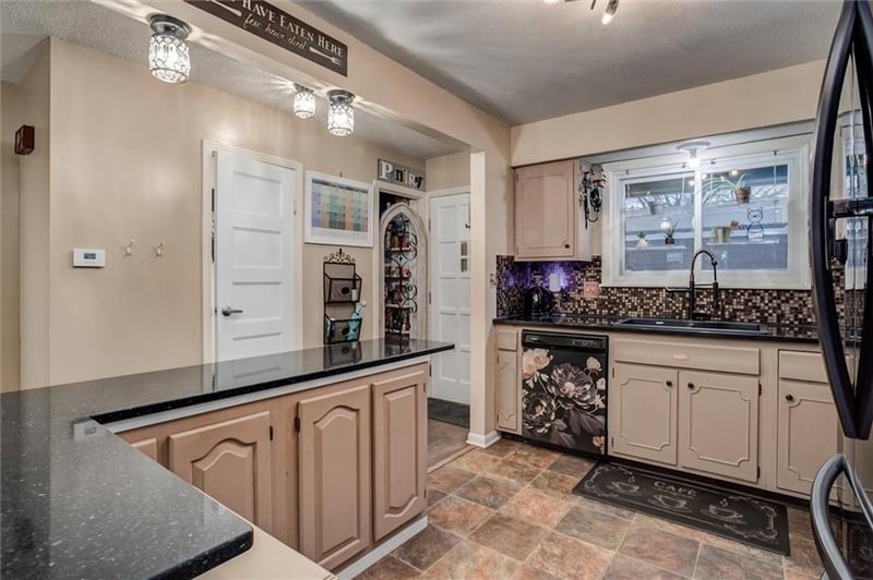 5644 W 97th St, Overland Park, KS 66207