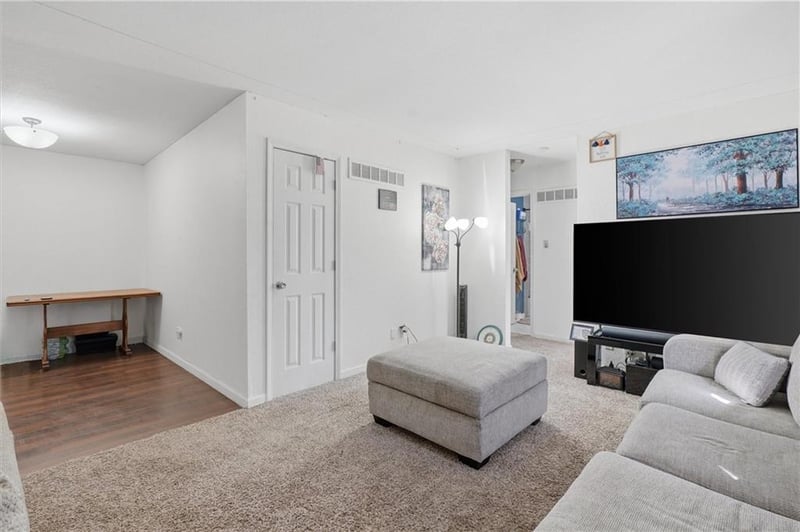 4828 Tullis Dr, Kansas City, MO 64119