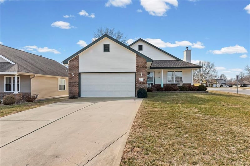 1053 8th Cir, Lee's Summit, MO 64081