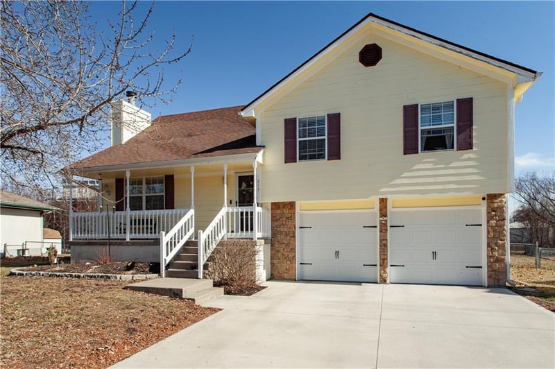 215 Pebblebrook Ln, Grain Valley, MO 64029