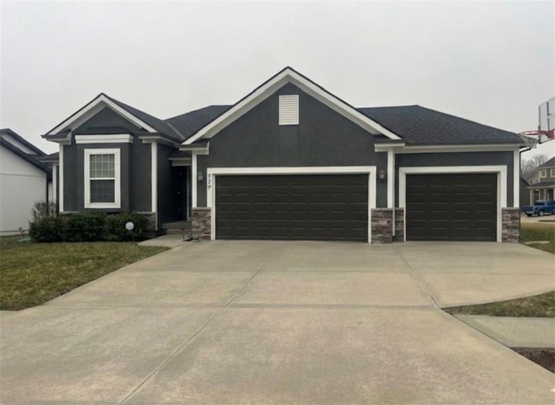 929 Scenic Dr, Grain Valley, MO 64029