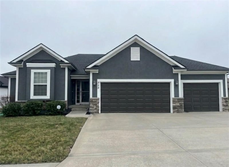 929 Scenic Dr, Grain Valley, MO 64029