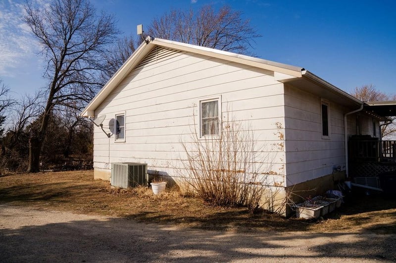 20081 Spring Hill Rd, Parsons, KS 67357