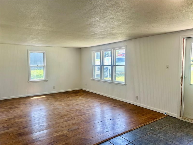 705 Yoeke St, Tonganoxie, KS 66086
