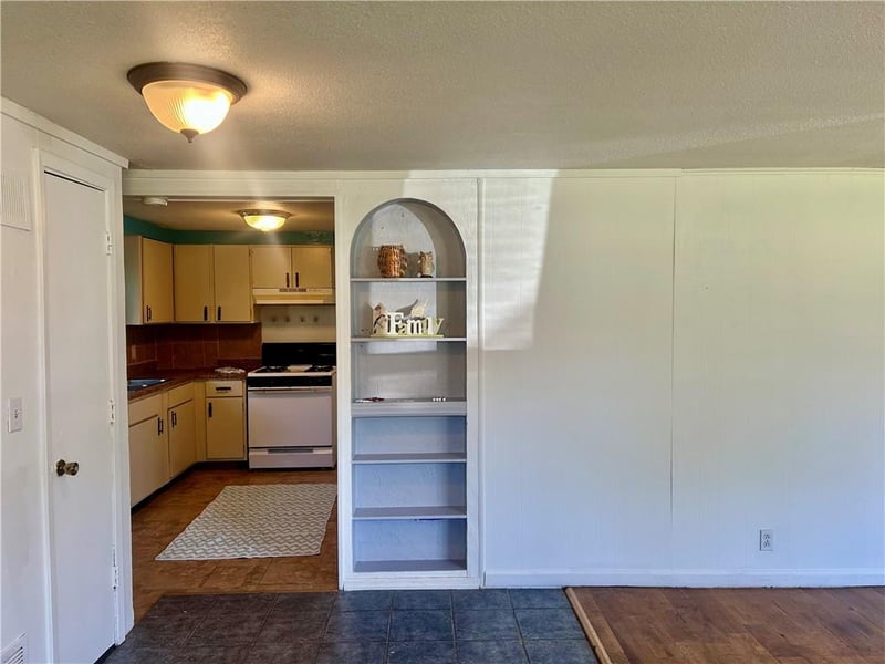 705 Yoeke St, Tonganoxie, KS 66086