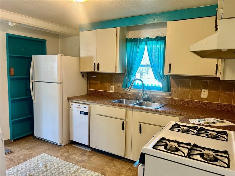 705 Yoeke St, Tonganoxie, KS 66086