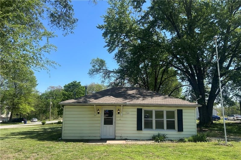705 Yoeke St, Tonganoxie, KS 66086