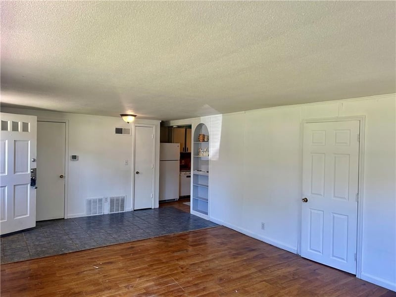 705 Yoeke St, Tonganoxie, KS 66086