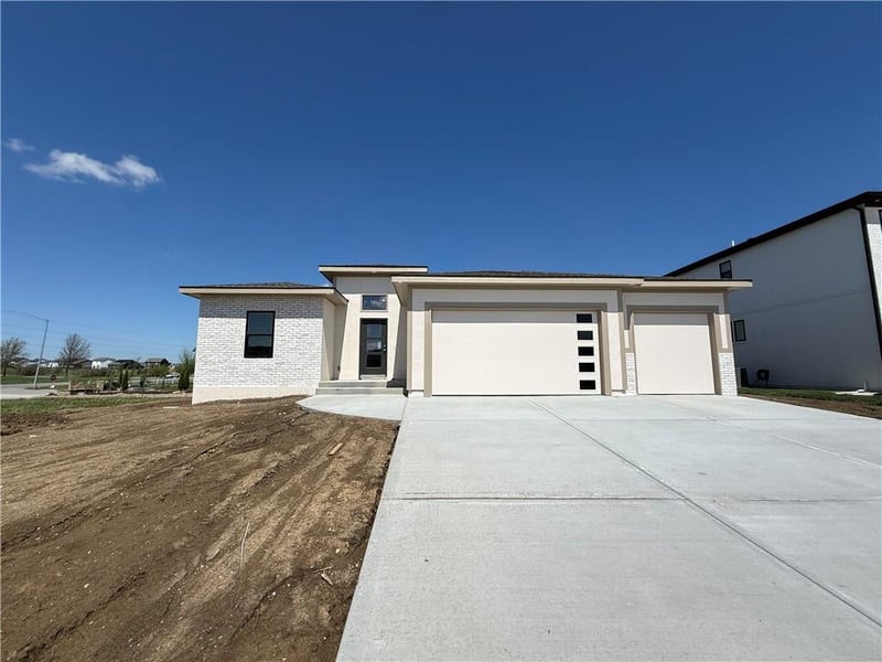 27604 128th Ct, Lee's Summit, MO 64086