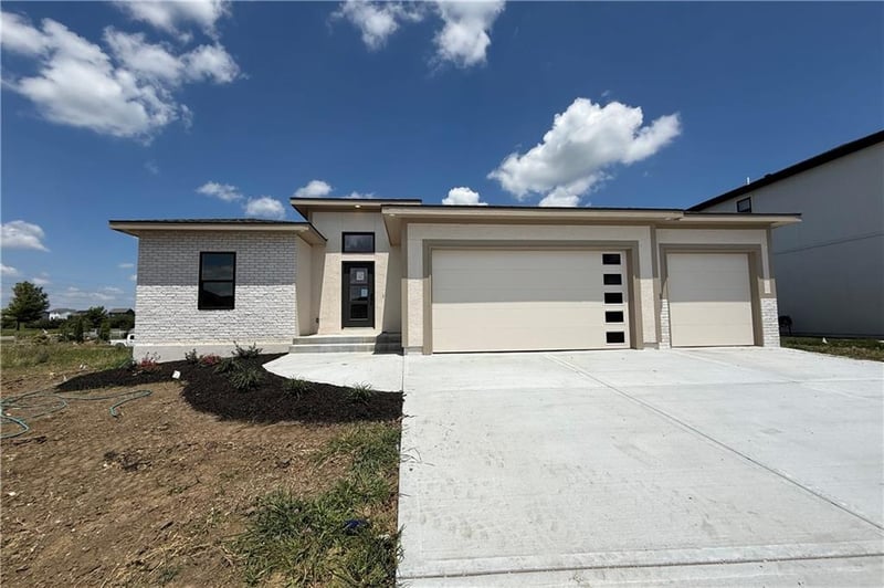 27604 128th Ct, Lee's Summit, MO 64086