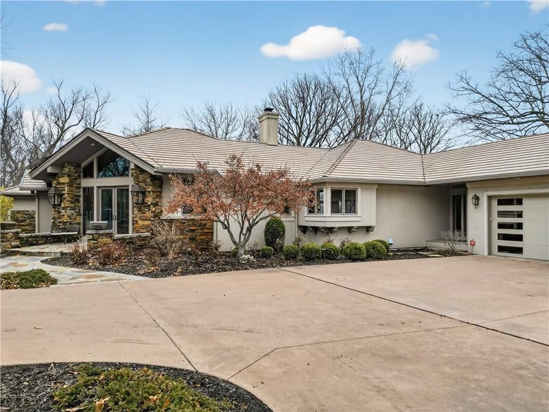 11615 Mohawk Ln, Leawood, KS 66211