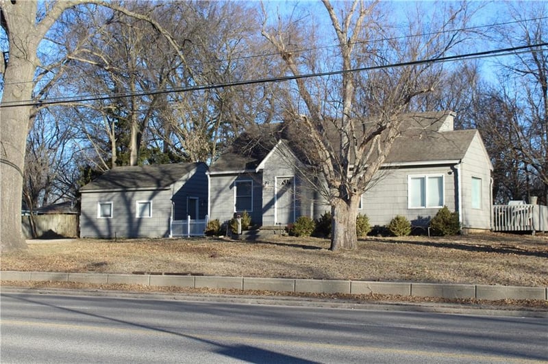 5912 75th St, Overland Park, KS 66208