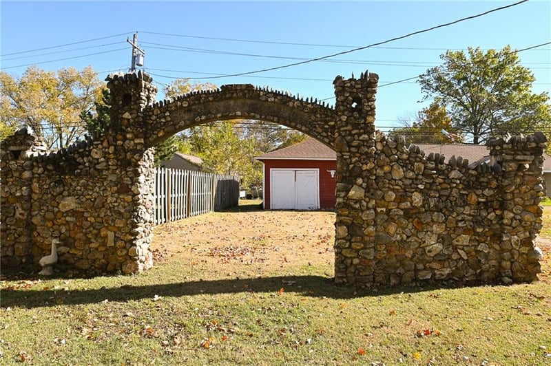 909 Main St, El Dorado Springs, MO 64744
