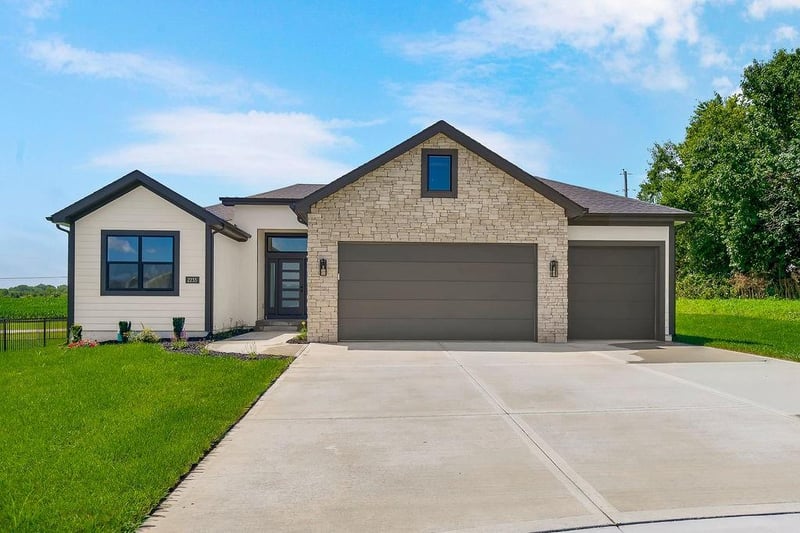 2233 Heartland Ct, Lee's Summit, MO 64082