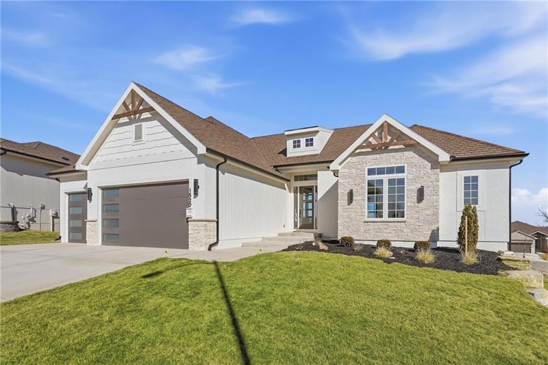 1520 Stewart Pl, Lee's Summit, MO 64064