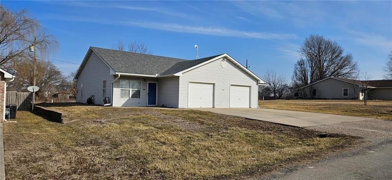 304 E 16th St, Holden, MO 64040