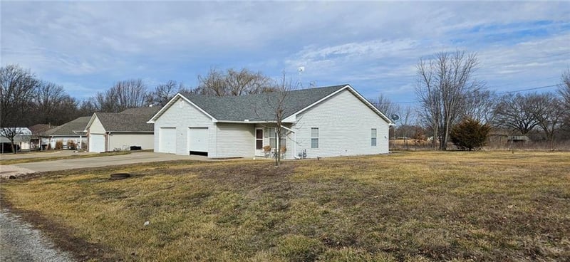 304 E 16th St, Holden, MO 64040