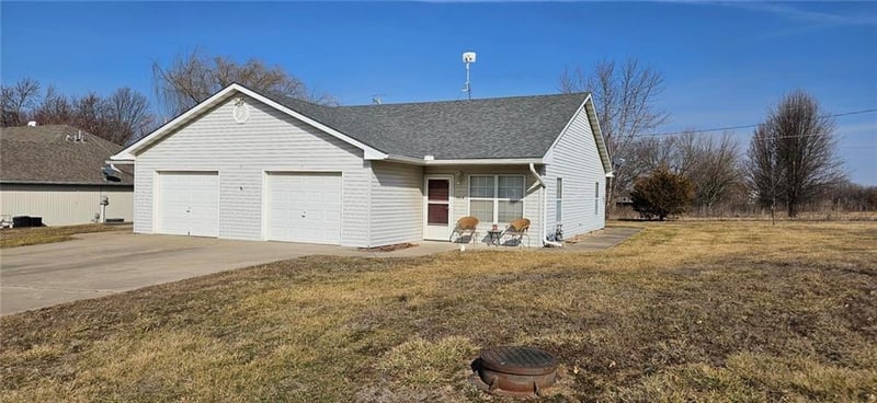 304 E 16th St, Holden, MO 64040