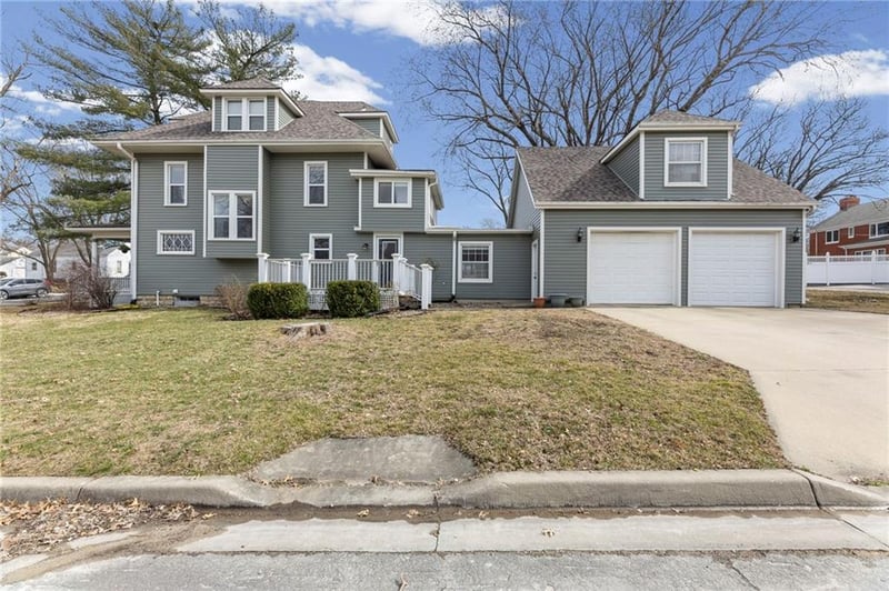 501 Shawnee St, Paola, KS 66071