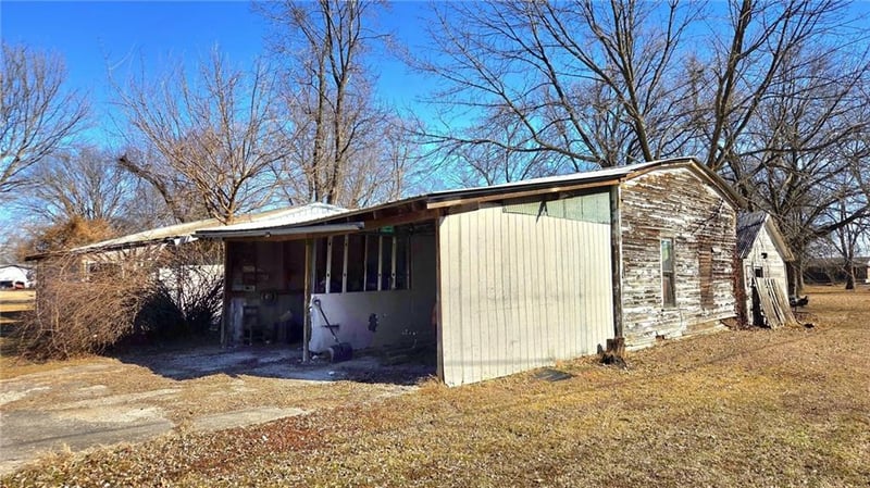 704 Pine St, Pleasanton, KS 66075