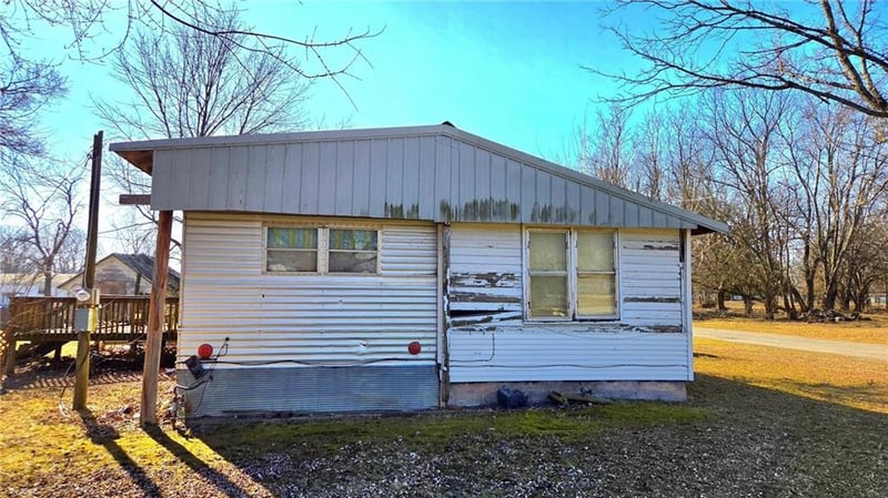 704 Pine St, Pleasanton, KS 66075