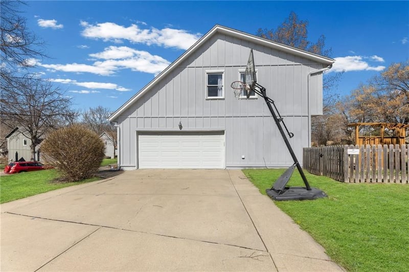 15611 Maple St, Overland Park, KS 66223