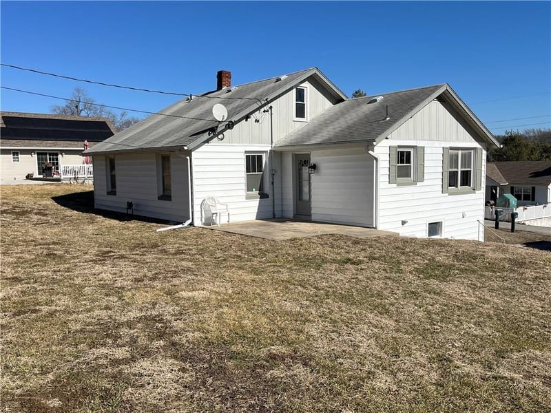 5518 Karrasch St, St Joseph, MO 64505