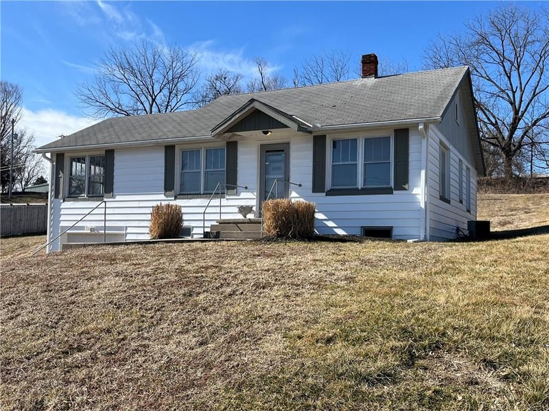 5518 Karrasch St, St Joseph, MO 64505