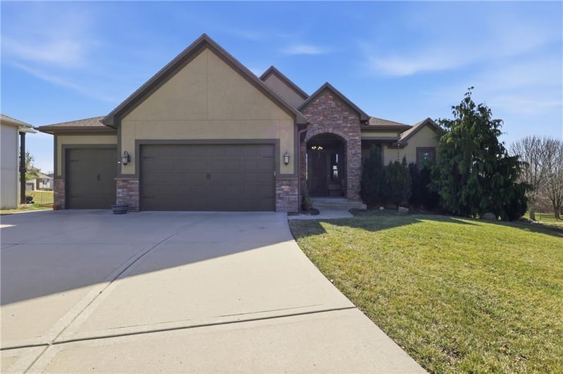 25007 W 77th St, Shawnee, KS 66227