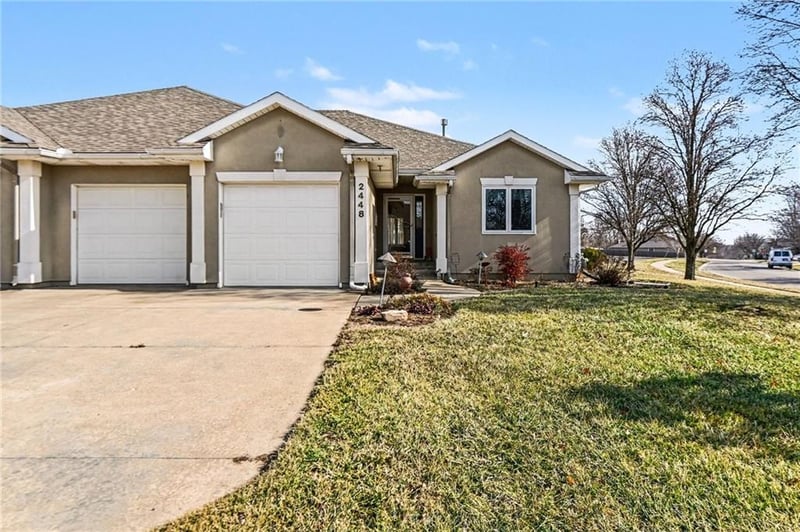 2448 Golf View Ct, Topeka, KS 66614