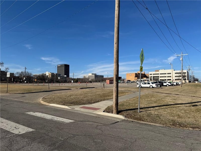 400 8th Ave, Topeka, KS 66607